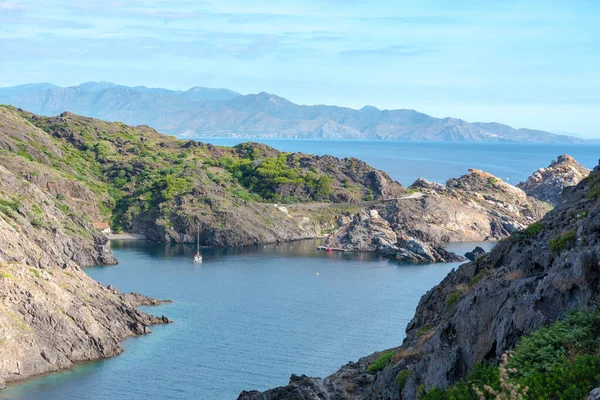 Cap de Creus 'la deniz manzarası, doğal park. İspanya 'nın doğu noktası, Girona ili, Katalonya. Costa Brava 'daki ünlü turizm merkezi. Mavi gökyüzü ve bulutlarla güneşli bir yaz günü.