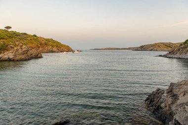 İspanya Costa Brava Akdeniz 'in huzurlu çakıl taşı plajı, Cala Guillola, Kadaques, Cap de Creus, Katalonya.