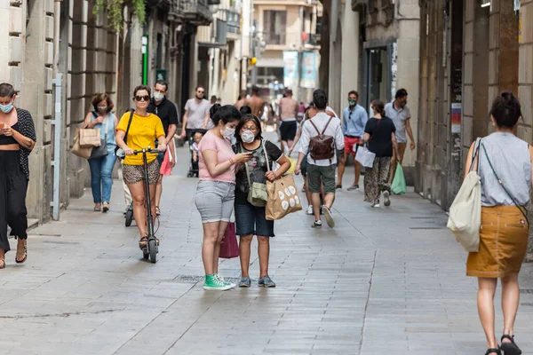 Barcelona Spanien Juli 2020 Människor Som Vandrar Genom Tomma Gator — Stockfoto