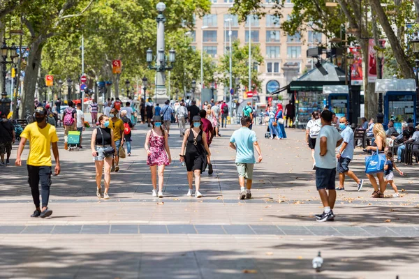 Barcelona Spanje Juli 2020 Mensen Lopen Door Lege Straten Covid — Stockfoto