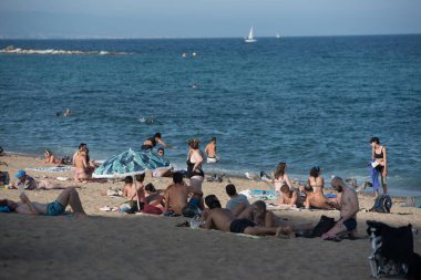 Barselona, İspanya - 28 Temmuz 2020: Barceloneta Plajı 'nda COVID 19 La Barceloneta' dan sonra insanlar.