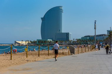 Barselona, İspanya - 28 Temmuz 2020: Barceloneta Plajı 'nda COVID 19 La Barceloneta' dan sonra insanlar.