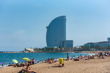 Barselona, İspanya - 28 Temmuz 2020: Barceloneta Plajı 'nda COVID 19 La Barceloneta' dan sonra insanlar.