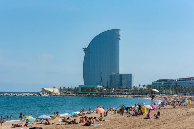Barselona, İspanya - 28 Temmuz 2020: Barceloneta Plajı 'nda COVID 19 La Barceloneta' dan sonra insanlar.