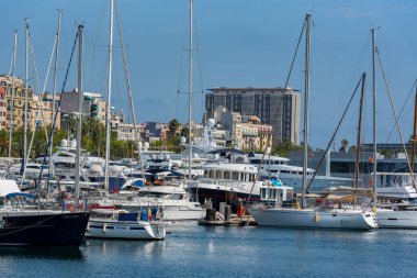 Barcelona, İspanya - 28 Temmuz 2020: Reial Club Maritim Barcelona Limanı COVID 19 'dan sonra İspanya' nın Barcelona kentinde boş sokaklar boyunca.