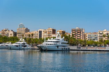 Barcelona, İspanya - 28 Temmuz 2020: Reial Club Maritim Barcelona Limanı COVID 19 'dan sonra İspanya' nın Barcelona kentinde boş sokaklar boyunca.