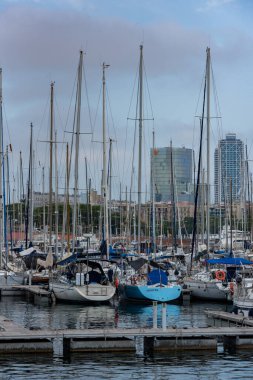Barcelona, İspanya - 28 Temmuz 2020: Reial Club Maritim Barcelona Limanı COVID 19 'dan sonra İspanya' nın Barcelona kentinde boş sokaklar boyunca.
