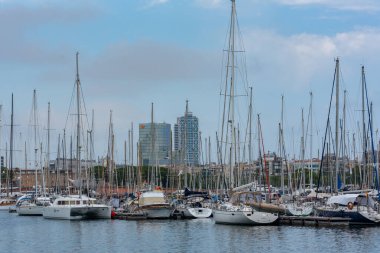 Barcelona, İspanya - 28 Temmuz 2020: Reial Club Maritim Barcelona Limanı COVID 19 'dan sonra İspanya' nın Barcelona kentinde boş sokaklar boyunca.