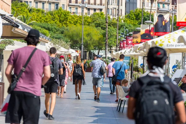 Barcelona Spanien Juli 2020 Människor Som Vandrar Genom Tomma Gator — Stockfoto