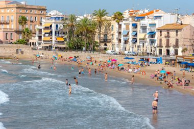 Sitges, Katalonya, İspanya: 28 Temmuz 2020: 2020 yazında Sitges plajındaki insanlar.