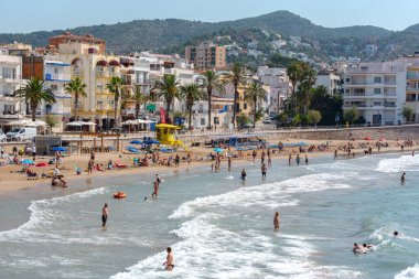 Sitges, Katalonya, İspanya: 28 Temmuz 2020: 2020 yazında Sitges plajındaki insanlar.