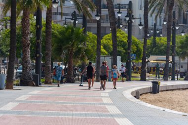 Sitges, Katalonya, İspanya: 28 Temmuz 2020: 2020 yazında Sitges kentindeki Paseo Maritimo 'da insanlar.