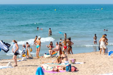 Sitges, Katalonya, İspanya: 28 Temmuz 2020: 2020 yazında Sitges plajındaki insanlar.