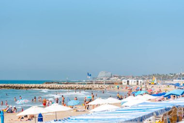 Sitges, Katalonya, İspanya: 28 Temmuz 2020: 2020 yazında Sitges plajındaki insanlar.