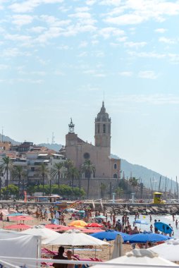 Sitges, Katalonya, İspanya: 28 Temmuz 2020: 2020 yazında Sitges plajındaki insanlar.