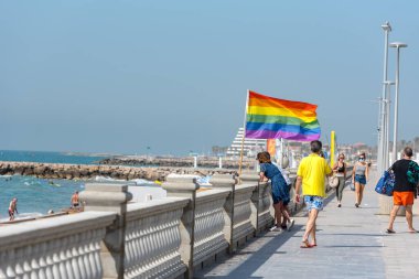 Sitges, Katalonya, İspanya: 28 Temmuz 2020: 2020 yazında Sitges kentindeki Paseo Maritimo 'da gay whit People.
