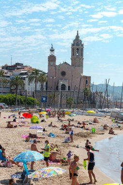 Sitges, Katalonya, İspanya: 28 Temmuz 2020: 2020 yazında Sitges plajındaki insanlar.