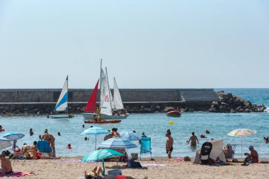 Sitges, Katalonya, İspanya: 28 Temmuz 2020: 2020 yazında Sitges plajındaki insanlar.
