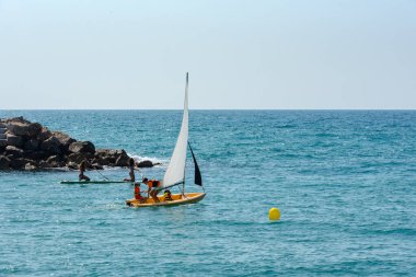 Sitges, Katalonya, İspanya: 28 Temmuz 2020: 2020 yazında Sitges plajında yürüyen eşcinsel çift.