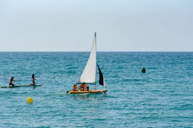 Sitges, Katalonya, İspanya: 28 Temmuz 2020: 2020 yazında Sitges plajında yürüyen eşcinsel çift.