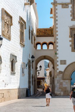 Sitges, Katalonya, İspanya: 28 Temmuz 2020: 2020 yazında Sitges 'deki eski kasabada yürüyen insanlar. 2020 yazında Sitges plajında yürüyen insanlar..