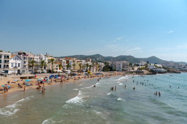 Sitges, Katalonya, İspanya: 28 Temmuz 2020: 2020 yazında Sitges plajındaki insanlar.