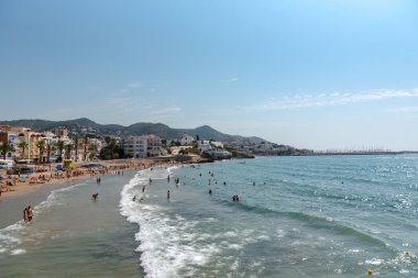 Sitges, Katalonya, İspanya: 28 Temmuz 2020: 2020 yazında Sitges plajındaki insanlar.