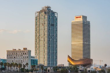 Barselona, İspanya - 28 Temmuz 2020: Mapfre Tower ve Arts Otel gökdelenleri gece aydınlandı