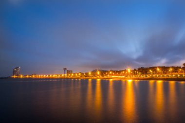 Barceloneta 'daki şehir ışıkları İspanya' nın Barcleona şehrinde..