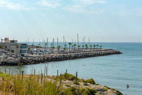 Sitges Katalonia Hiszpania Lipca 2020 Port Sitges Ludzie Plaży Sitges — Zdjęcie stockowe