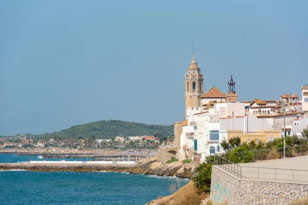 Sitges, Katalonya, İspanya: 28 Temmuz 2020: 2020 yazında Sitges plajındaki insanlar.