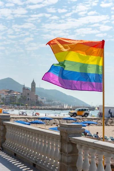 Sitges Cataluña España Julio 2020 Bandera Gay Whit Personas Paseo —  Fotos de Stock