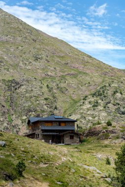 Coma Pedrosa, Andorra: 02 Ağustos 2020: 2020 yazında Andorra Pirenesi 'nde 2266 metre yükseklikteki Coma Pedrosa sığınağı.