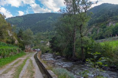 Valira del Orient nehri yazın Andorra 'da Cami Ral' de..