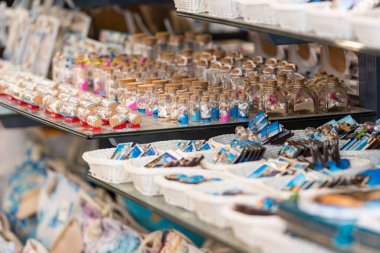 Lloret de Mar, İspanya: 2020 yazında uluslararası turist bulunmayan Covid 19 'dan sonra Lloret de Mar' ın hediyelik eşya dükkanı