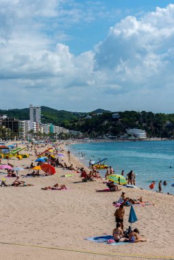 Lloret de Mar, İspanya: 2020 yazında uluslararası turistler olmadan Covid 19 'dan sonra Lloret de Mar plajında insanlar