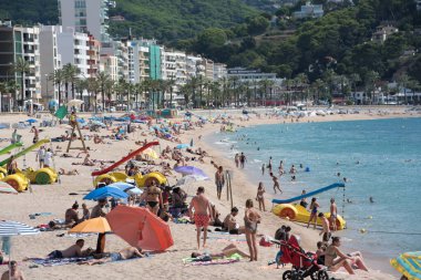 Lloret de Mar, İspanya: 2020 yazında uluslararası turistler olmadan Covid 19 'dan sonra Lloret de Mar plajında insanlar