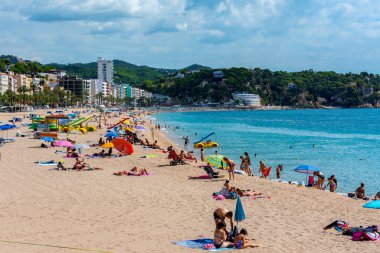 Lloret de Mar, İspanya: 2020 yazında uluslararası turistler olmadan Covid 19 'dan sonra Lloret de Mar plajında insanlar