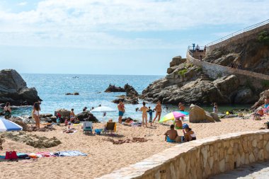 Lloret de Mar, İspanya: 2020 yazında uluslararası turistler olmadan Covid 19 'dan sonra Lloret de Mar plajında insanlar