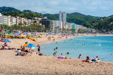 Lloret de Mar, İspanya: 2020 yazında uluslararası turistler olmadan Covid 19 'dan sonra Lloret de Mar plajında insanlar