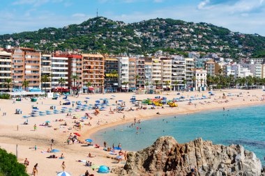Lloret de Mar, İspanya: 2020 yazında uluslararası turistler olmadan Covid 19 'dan sonra Lloret de Mar plajında insanlar