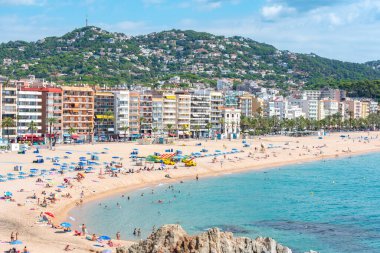 Lloret de Mar, İspanya: 2020 yazında uluslararası turistler olmadan Covid 19 'dan sonra Lloret de Mar plajında insanlar
