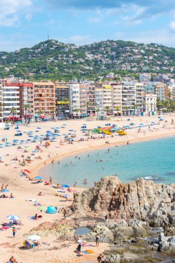 Lloret de Mar, İspanya: 2020 yazında uluslararası turistler olmadan Covid 19 'dan sonra Lloret de Mar plajında insanlar