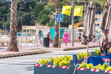Lloret de Mar, İspanya: 2020 Eylül: Covid 19 'dan sonra Lloret de Mar sokakları 2020 yazında uluslararası turistler olmadan