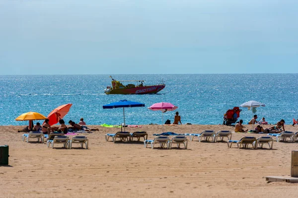 Lloret de Mar, İspanya: 2020 yazında uluslararası turistler olmadan Covid 19 'dan sonra Lloret de Mar plajında insanlar