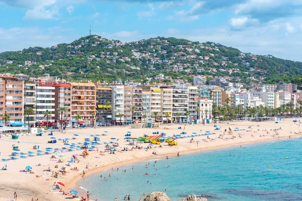 Lloret de Mar, İspanya: 2020 yazında uluslararası turistler olmadan Covid 19 'dan sonra Lloret de Mar plajında insanlar