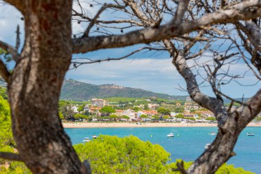 Katalonya, Akdeniz, İspanya 'daki Costa Brava' daki Sant Feliu de Guixols köyündeki Sant Pol plajına bakın..
