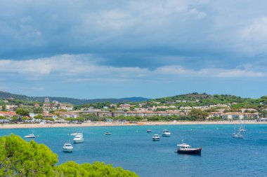 Katalonya, Akdeniz, İspanya 'daki Costa Brava' daki Sant Feliu de Guixols köyündeki Sant Pol plajına bakın..