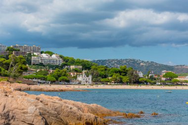 Katalonya, Akdeniz, İspanya 'daki Costa Brava' daki Sant Feliu de Guixols köyündeki Sant Pol plajına bakın..