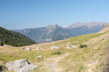 Andorra 'daki Els Cortals de Kamp' ta güneşli bir gün, Pyrennes Mountians.